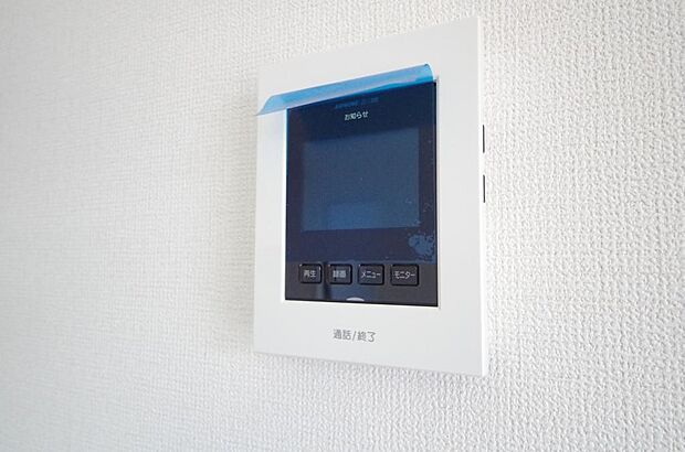 来訪者を映像と音声で確認可能なので、煩わしいセールスにも住戸内で対話可能です。