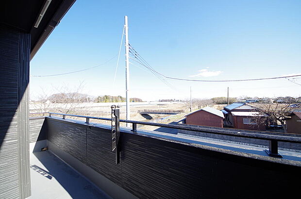 陽光あふれるバルコニーは、たくさんの光を浴びることができるのでお洗濯物やお布団もしっかり干せます。