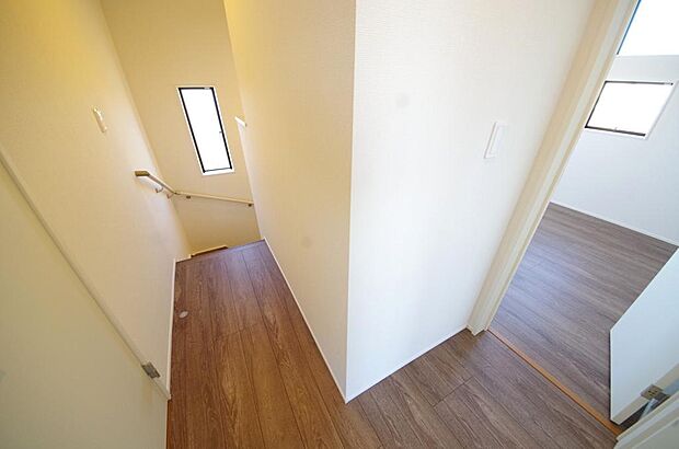 階段には手すりを標準装備することで、お子様やご高齢者の安全性にも配慮しております。