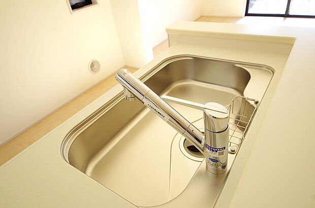 レバー操作一つで水量、温度も調節可能です。また、蛇口には浄水カートリッジも内蔵可能です。