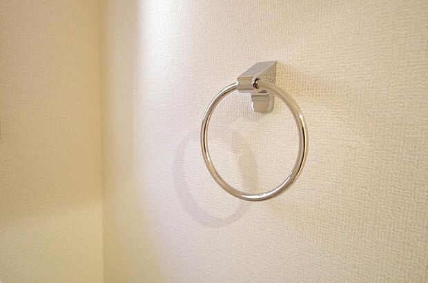 タオル掛け、これは必要です。標準装備されていますので、後から設置する手間も省けます。