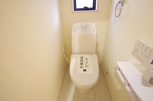 少ない水を有効に使って、汚れも効率よく洗浄します。便器は奥までふちのない掃除がしやすい形状です。