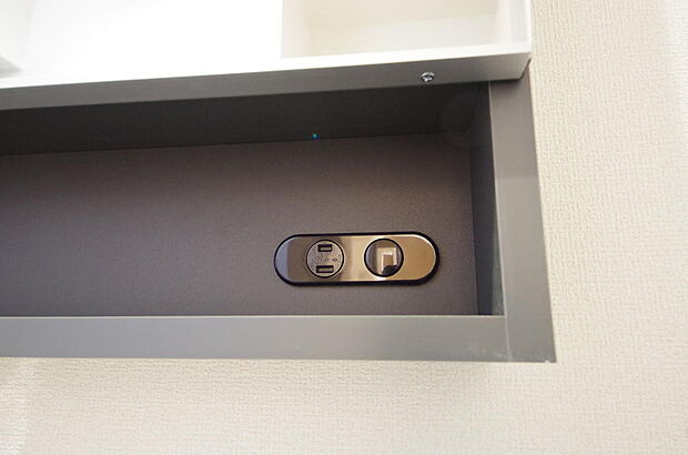 洗面台には、照明 コンセント くもり止めの3点が標準装備されております。