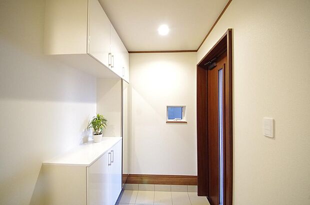 棚板が多く、沢山のの靴が収納可能。棚板は稼働可能ですのでブーツやヒールの高い靴も収納でき便利です。
