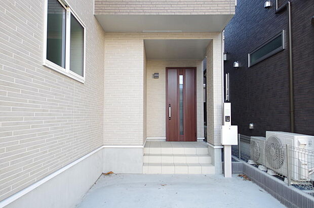 玄関はいわばその邸宅の顔です。だからこそ、迎賓のためにしつらえを細部まで施しました。