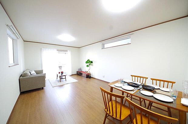 明るい陽光が差し込み開放的なリビング　ダイニングを演出し、ゆとりある空間はご満足いただけます。