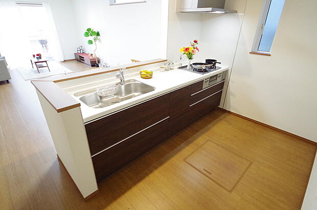 キッチンには耐久性が高く、お手入れも簡単で人工大理石トップを採用して、キッチンを優雅に演出しました。