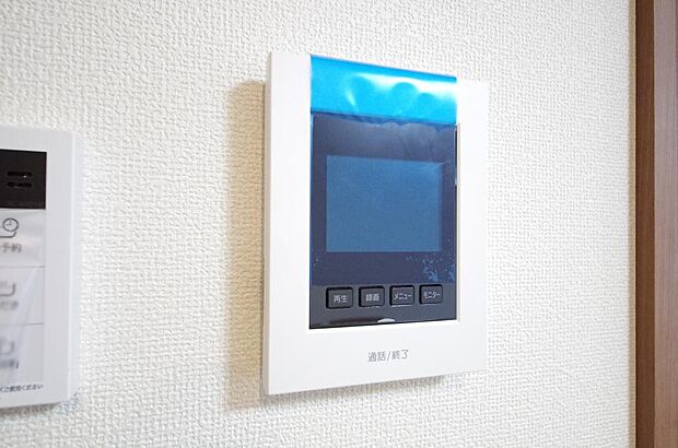 来訪者を映像と音声で確認可能なので、煩わしいセールスにも住戸内で対話可能です。