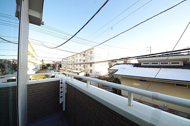 陽光あふれるバルコニーは、たくさんの光を浴びることができるのでお洗濯物やお布団もしっかり干せます。
