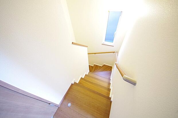 階段には手すりを標準装備することで、お子様やご高齢者の安全性にも配慮しております。