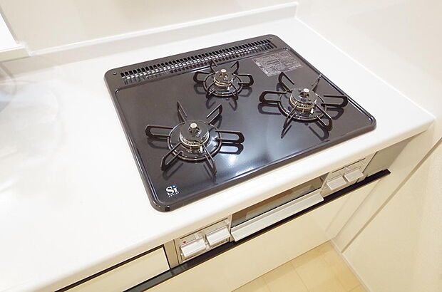 三ツ口コンロはSiセンサーが組み込まれています。長時間の使用の際にセンサーが自動でストップします。