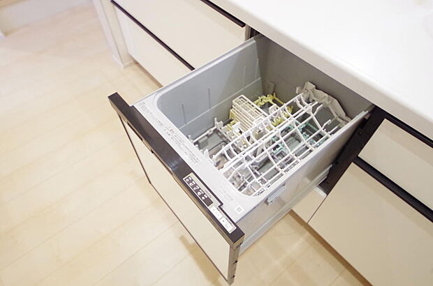 食器の出し入れがしやすいスライド収納タイプの食器洗い乾燥機です。また、節水効果にも優れています。