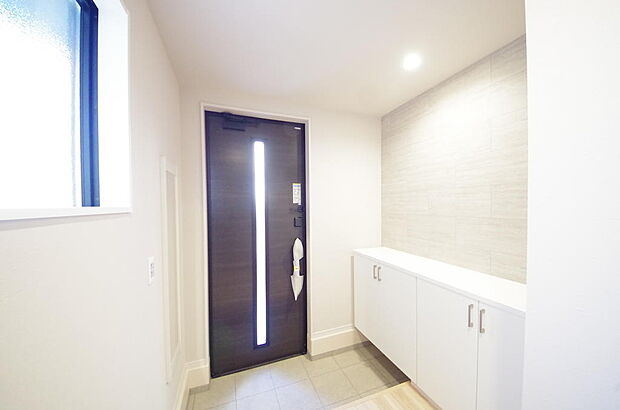 玄関を美しく整理できる収納量豊かなシューズインクロークです。高さの調整できる棚板を採用しております。