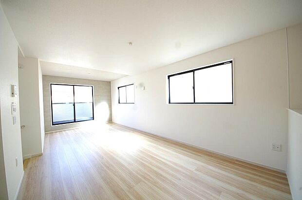 明るい陽光が差し込み開放的なリビング ダイニングを演出し、ゆとりある空間はご満足いただけます。