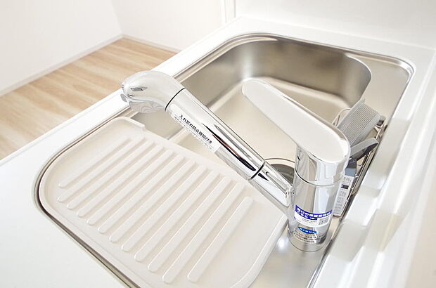 キッチンの水栓はホースが伸びますので、大きな鍋も楽に洗う事が出来ます。浄水器もビルトインです。