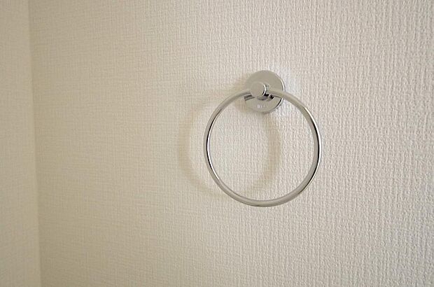 タオル掛け、これは必要です。標準装備されていますので、後から設置する手間も省けます。