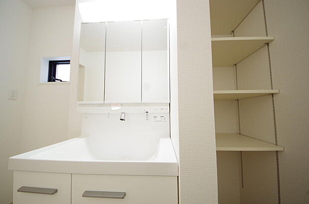 家族全員で利用するパブリックスペースとなりますので、鏡周りの収納ですっきり洗面台がご利用いただけます