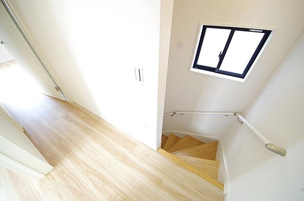 階段には手すりを標準装備することで、お子様やご高齢者の安全性にも配慮しております。