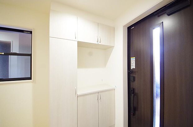 棚板が多く、沢山の靴が収納可能。棚板は稼働可能ですのでブーツやヒールの高い靴も収納でき便利です。