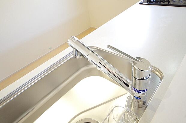 レバー操作一つで水量、温度も調節可能です。また、蛇口には浄水カートリッジも内蔵可能です。