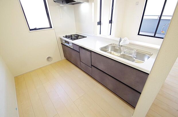 キッチンには耐久性が高く、お手入れも簡単で人工大理石トップを採用して、キッチンを優雅に演出しました。