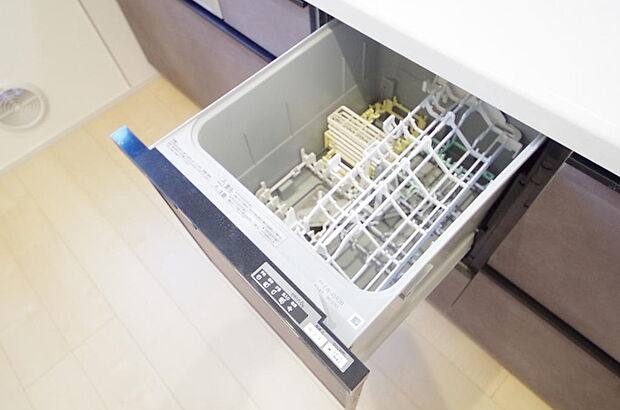 食器の出し入れがしやすいスライド収納タイプの食器洗い乾燥機です。また、節水効果にも優れています。