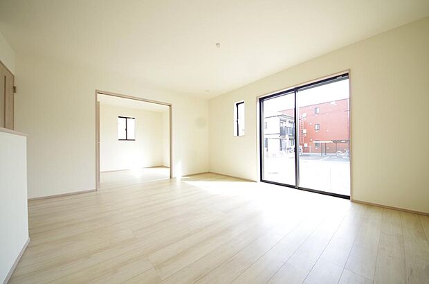 明るい陽光が差し込み開放的なリビング ダイニングを演出し、ゆとりある空間はご満足いただけます。