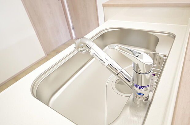 レバー操作一つで水量、温度も調節可能です。また、蛇口には浄水カートリッジも内蔵可能です。