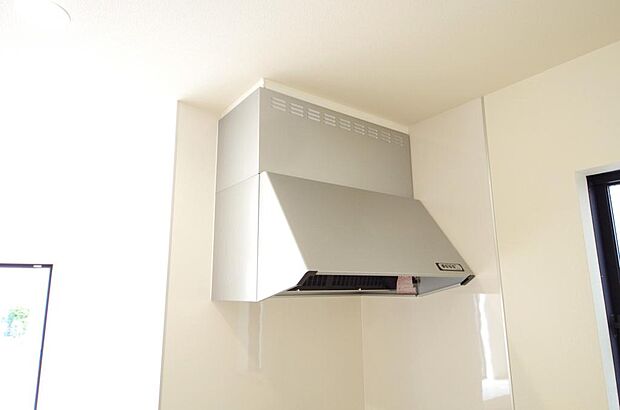キッチン上部には、ブーツ型の照明付きのレンジフードが標準装備されております。