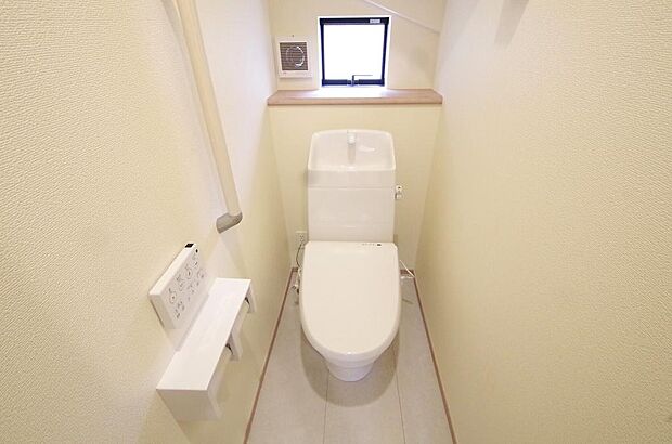 少ない水を有効に使って、汚れも効率よく洗浄します。便器は奥までふちのない掃除がしやすい形状です。