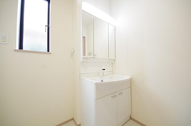 家族全員で利用するパブリックスペースとなりますので、鏡周りの収納ですっきり洗面台がご利用いただけます