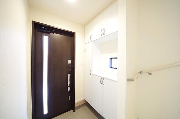 棚板が多く、沢山のの靴が収納可能。棚板は稼働可能ですのでブーツやヒールの高い靴も収納でき便利です。