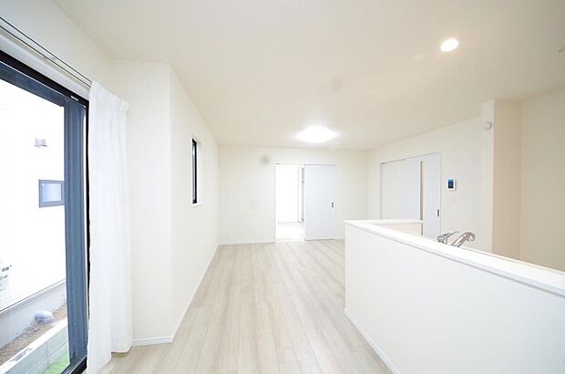 明るい陽光が差し込み開放的なリビング ダイニングを演出し、ゆとりある空間はご満足いただけます。