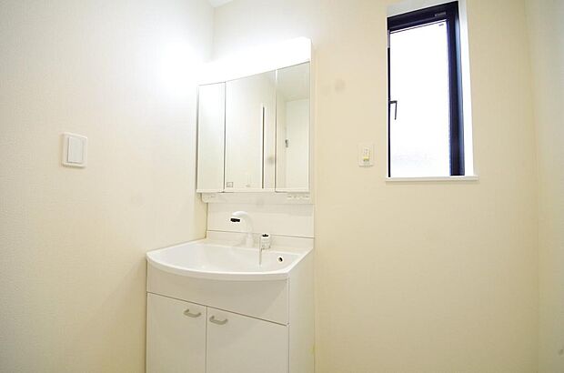 家族全員で利用するパブリックスペースとなりますので、鏡周りの収納ですっきり洗面台がご利用いただけます