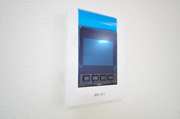 来訪者を映像と音声で確認可能なので、煩わしいセールスにも住戸内で対話可能です。