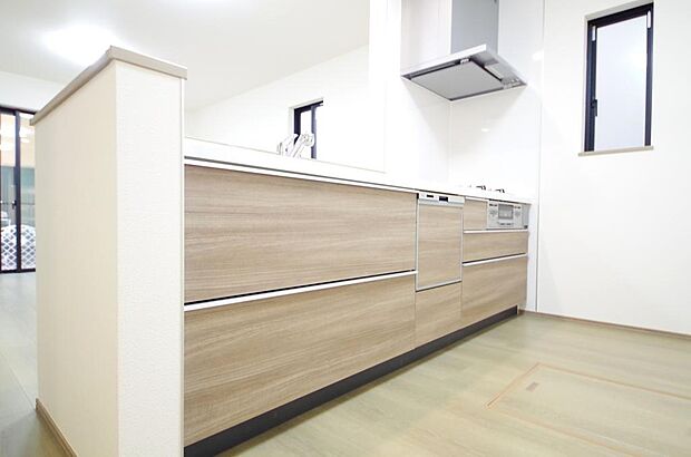 リビング ダイニング全体が見渡せるキッチンは、リビングのお子様の様子を見守りながら家事ができます。