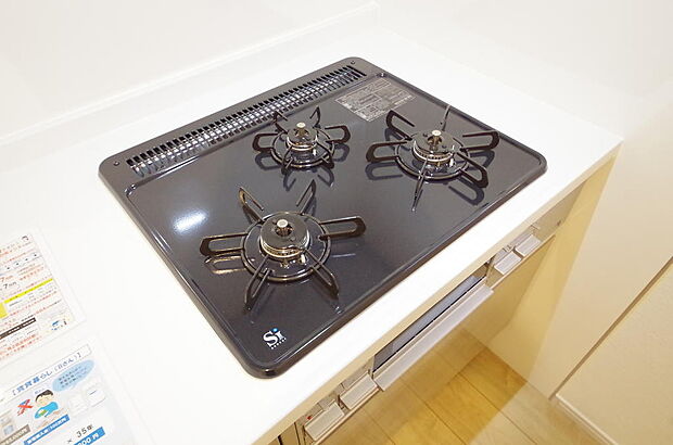 三ツ口コンロはSiセンサーが組み込まれています。長時間の使用の際にセンサーが自動でストップします。