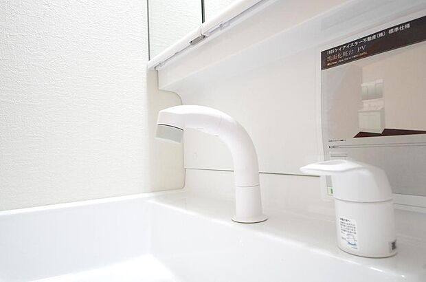 洗面台の給水口はホースが伸びるので朝シャン出来ます。シングルレバーでお湯の温度も楽々調整出来ます。