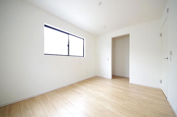 木の質感が優しい床材と豊富な収納が特徴的な、心に温かさを感じる内装です。