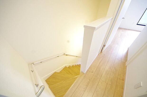 階段には手すりを標準装備することで、お子様やご高齢者の安全性にも配慮しております。