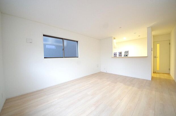 明るい陽光が差し込み開放的なリビング ダイニングを演出し、ゆとりある空間はご満足いただけます。