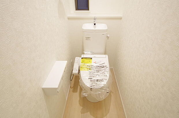 少ない水を有効に使って、汚れも効率よく洗浄します。便器は奥までふちのない掃除がしやすい形状です。