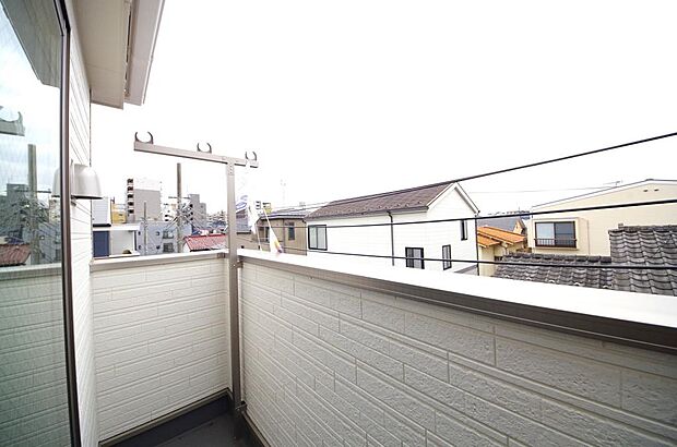 陽光あふれるバルコニーは、たくさんの光を浴びることができるのでお洗濯物やお布団もしっかり干せます。