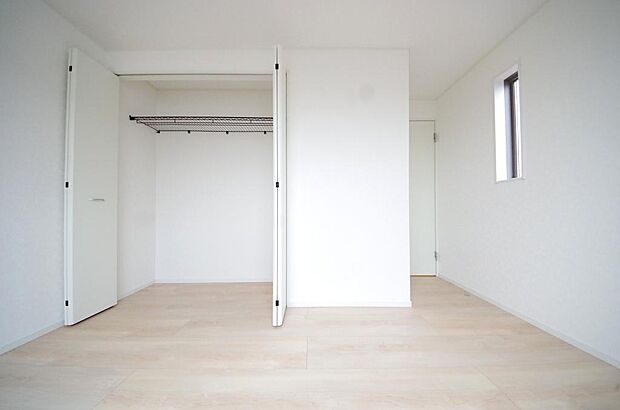 木の質感が優しい床材と豊富な収納が特徴的な、心に温かさを感じる内装です。