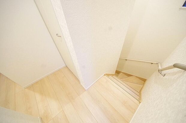 階段には手すりを標準装備することで、お子様やご高齢者の安全性にも配慮しております。