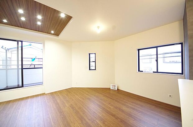 明るい陽光が差し込み開放的なリビング ダイニングを演出し、ゆとりある空間はご満足いただけます。