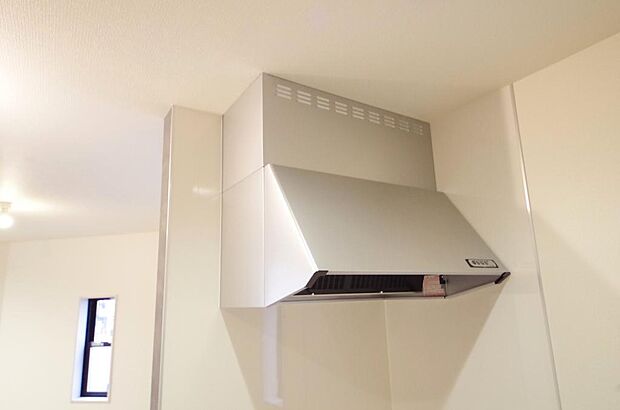 キッチン上部には、ブーツ型の照明付きのレンジフードが標準装備されております。
