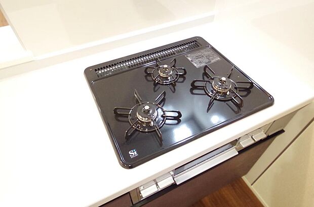 三ツ口コンロはSiセンサーが組み込まれています。長時間の使用の際にセンサーが自動でストップします。