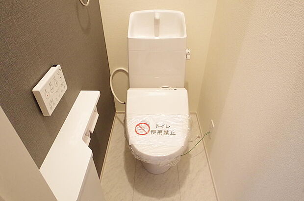 少ない水を有効に使って、汚れも効率よく洗浄します。便器は奥までふちのない掃除がしやすい形状です。