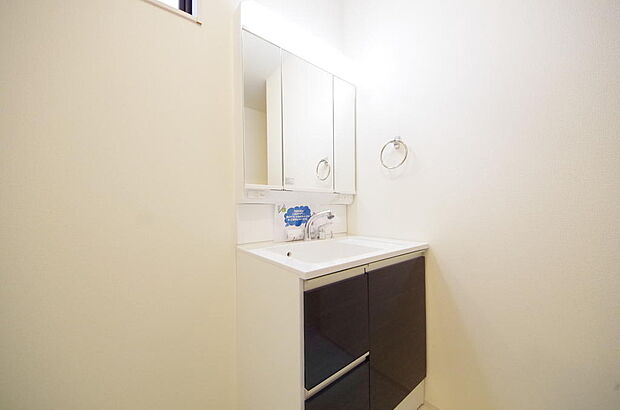 家族全員で利用するパブリックスペースとなりますので、鏡周りの収納ですっきり洗面台がご利用いただけます